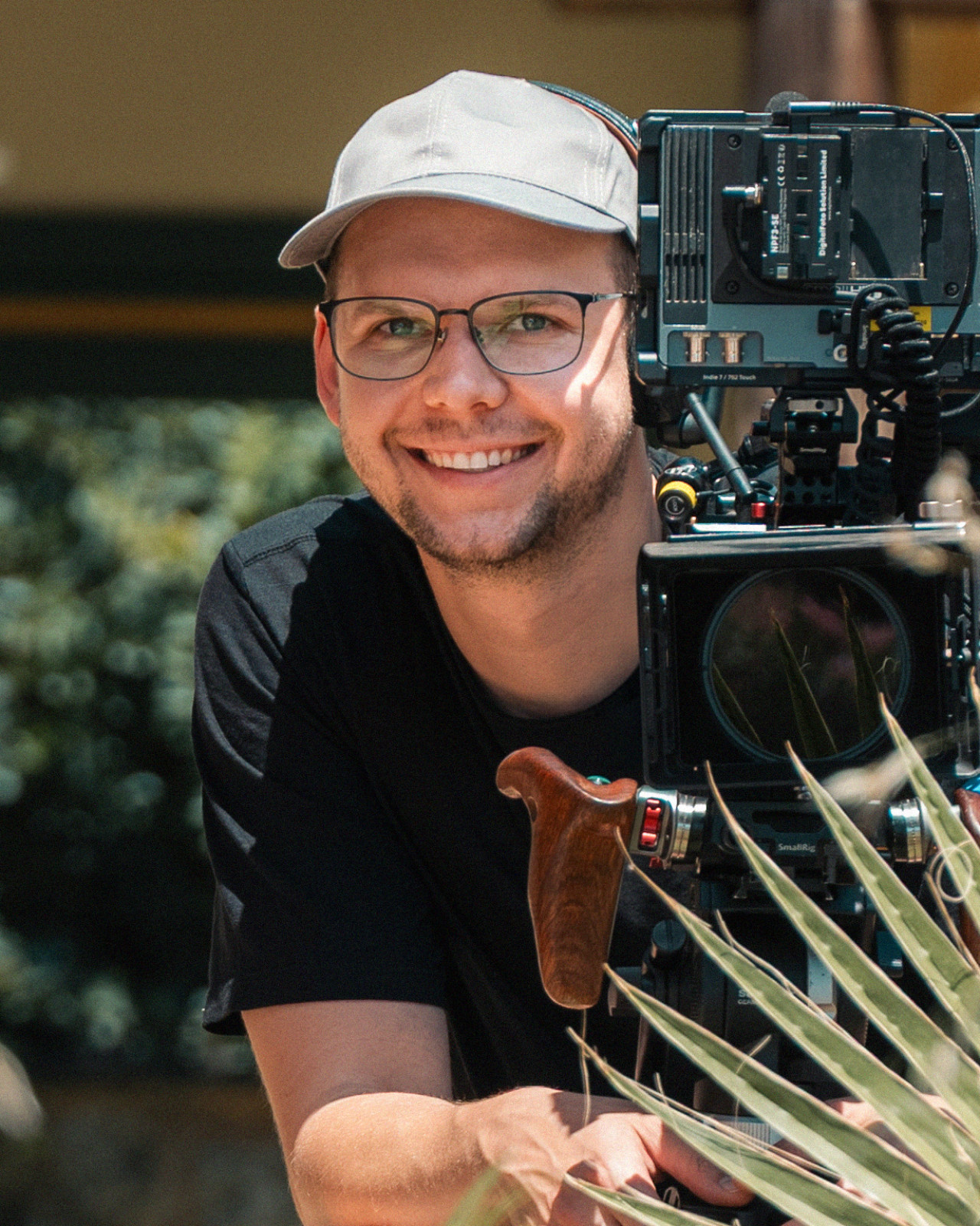 Porträt von Paul Lendzian (Paul Lendzian Cinematography) mit Kamera am Set