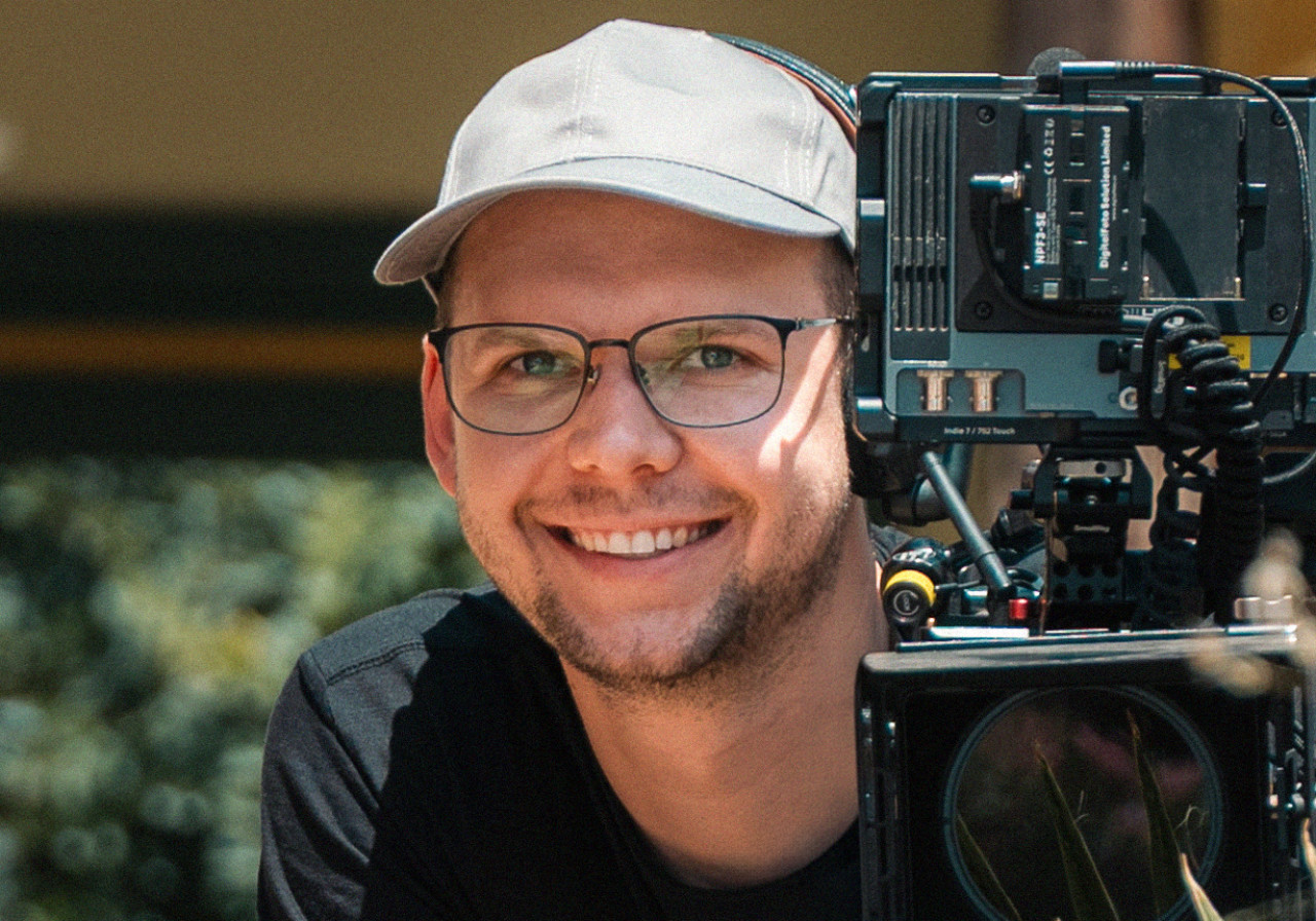 Porträt von Paul Lendzian (Paul Lendzian Cinematography) mit Kamera am Set