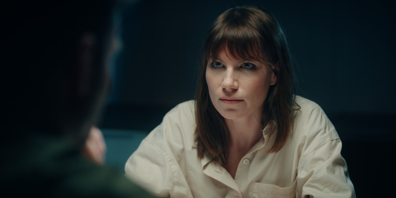 Nahaufnahme von Frau Wegner (Mira Wichers). Frame aus Joyn Serie 'Camps for Future'.