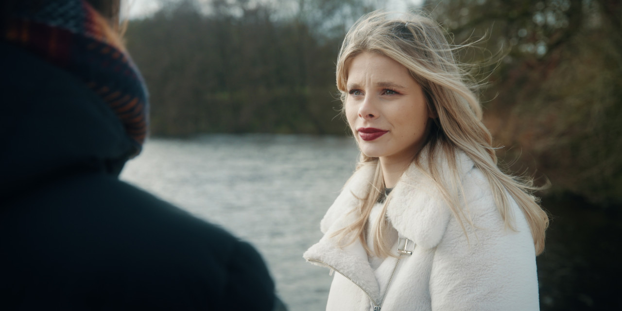 Nahaufnahme von Claire (Larissa Neumann). Frame aus Joyn Serie 'Camps for Future'.