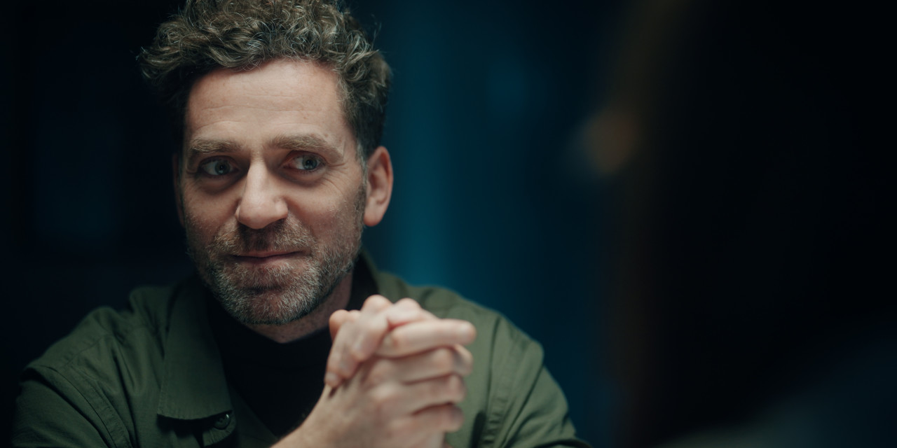 Frame aus Joyn Serie 'Camps for Future': Nahaufnahme von Joe (Frederik Funke).