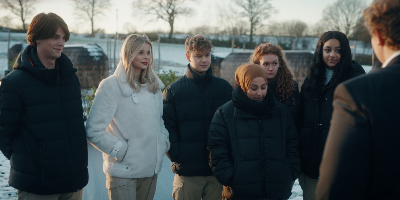 Gruppe von Teilnehmern stehen zusammen. Frame aus Joyn Serie 'Camps for Future'.