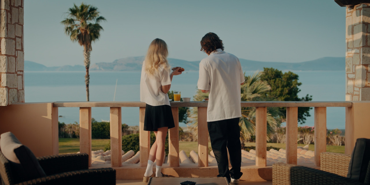 Zwei Schüler auf Balkon. Frame aus Prime Video Serie 'Die neue Generation Krass Klassenfahrt'.