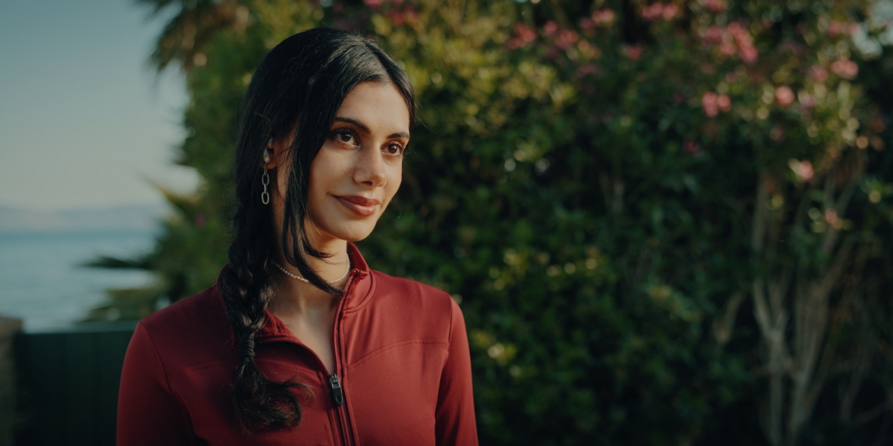 Nahaufnahme von Mina (Zahra Irm). Frame aus Prime Video Serie 'Die neue Generation Krass Klassenfahrt'.