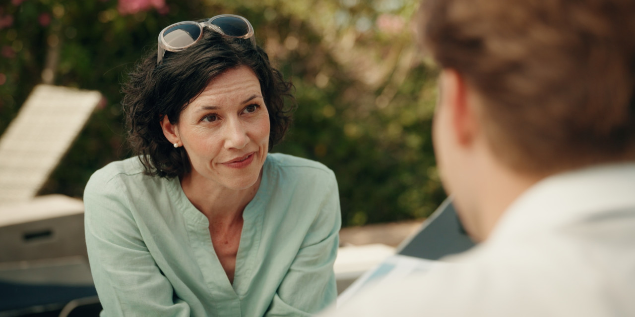 Nahaufnahme von Sybille (Cornelia Schmidt). Frame aus Prime Video Serie 'Die neue Generation Krass Klassenfahrt'.