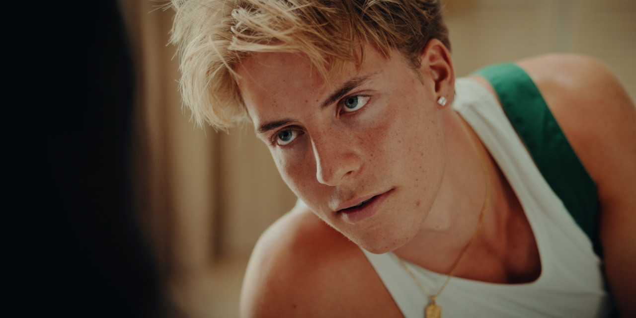 Nahaufnahme von Jonah (Paul Boehme). Frame aus Prime Video Serie 'Die neue Generation Krass Klassenfahrt'.