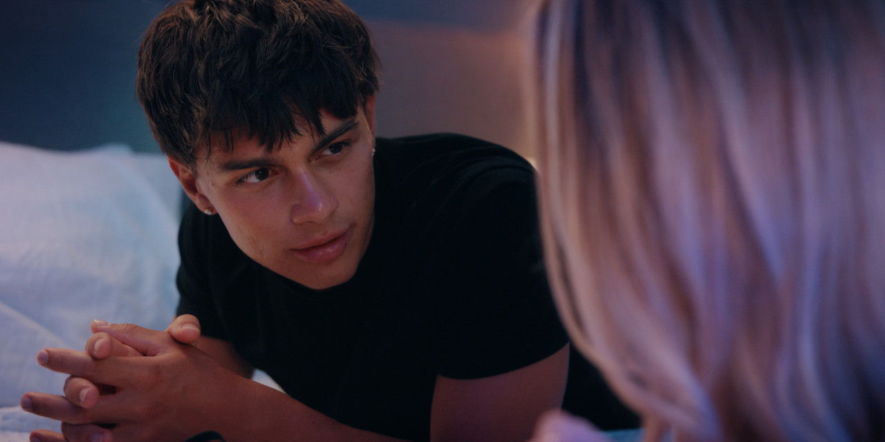 Nahaufnahme von Keanu (Noah Miguel Oechsle Rodriguez). Frame aus Prime Video Serie 'Die neue Generation Krass Klassenfahrt'.