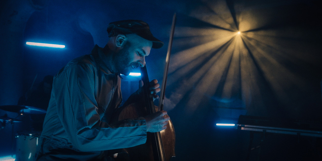 Frame aus Musikvideo der Band Aggregat Song "Protoplasma".