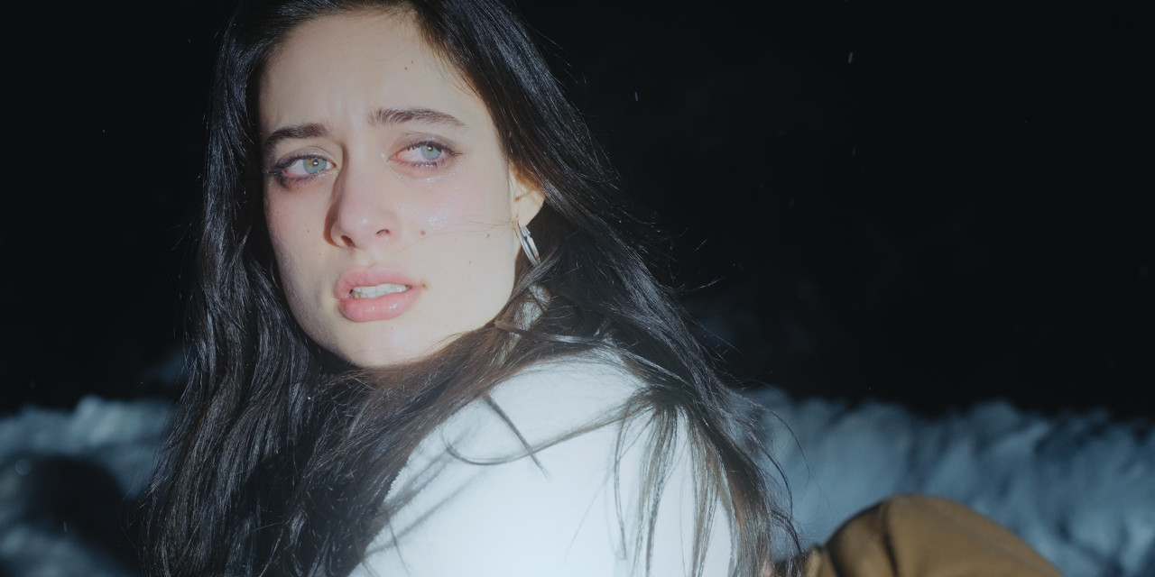 Nahaufnahme von Lina (Kayla Shyx), die geblendet wird. Frame aus Prime Video Serie "TOXISCH".