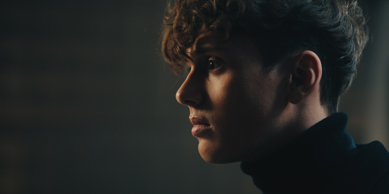 Nahaufnahme von Noah (Bene Schulz). Frame aus Prime Video Serie "TOXISCH".