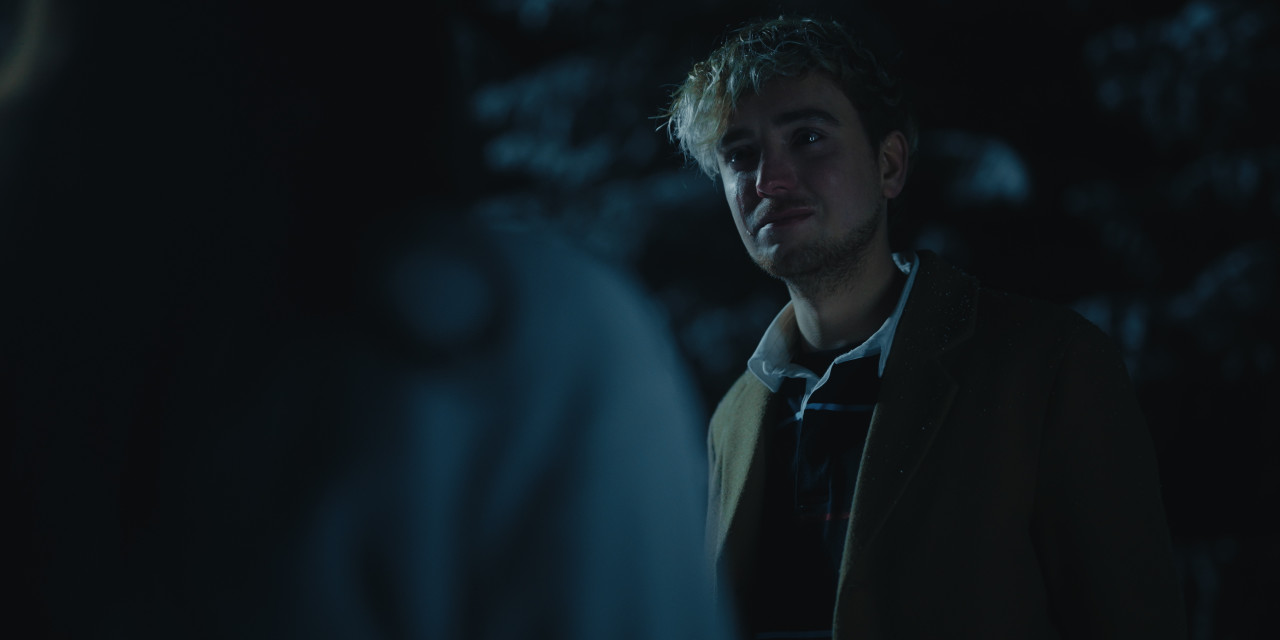 Halbnahe von Anton (Jonas Wuttke) am Weinen. Frame aus Prime Video Serie "TOXISCH".