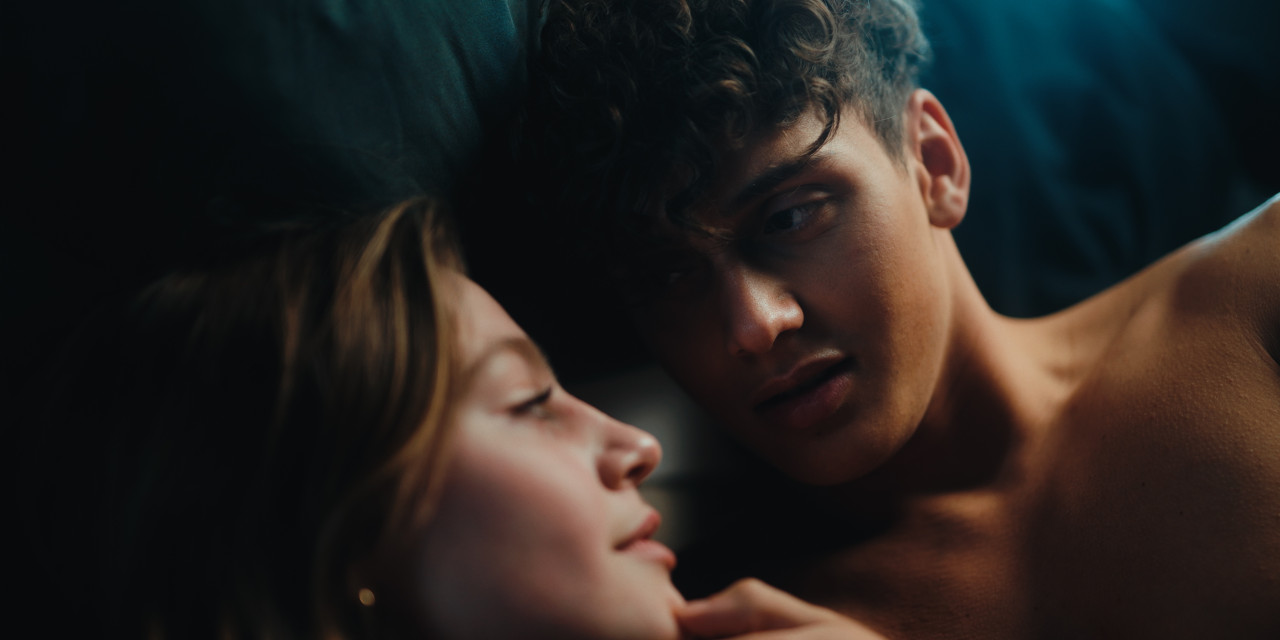 Noah (Bene Schulz) und Emma (Flora Li Thiemann) im Bett. Frame aus Prime Video Serie "TOXISCH".