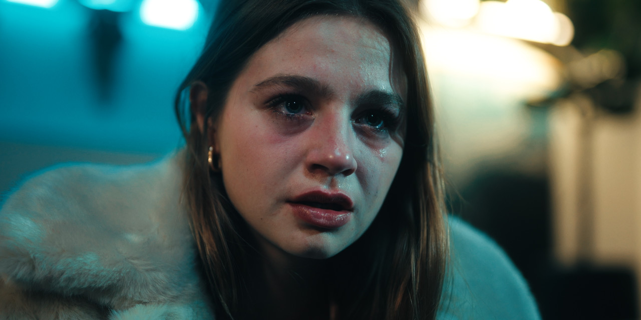 Frame aus Prime Video Serie "TOXISCH". Nahaufnahme von Emma (Flora Li Thiemann).