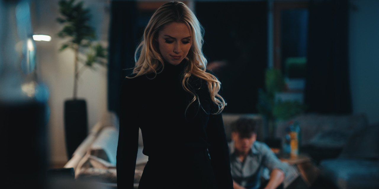 Halbnahe von Zoe (Vivien Wulf). Frame aus Prime Video Serie "TOXISCH".