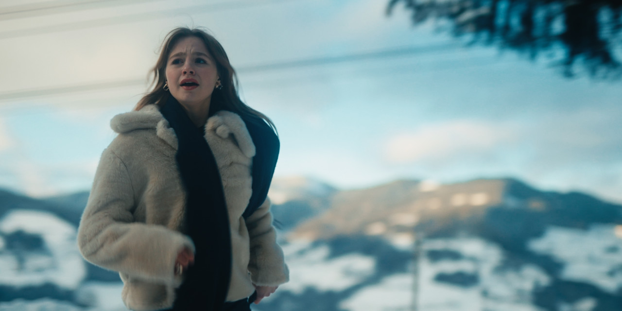 Halbnahe von Emma (Flora Li Thiemann) am Laufen. Frame aus Prime Video Serie "TOXISCH".