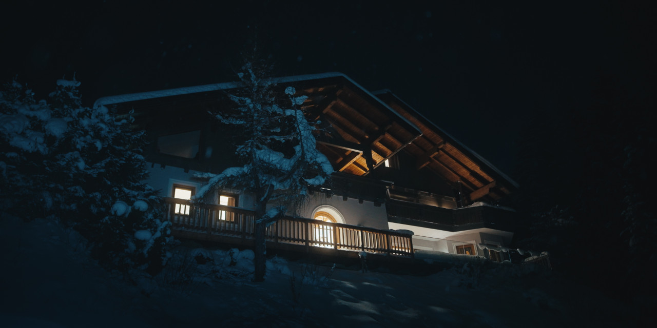 Totale vom Haus. Frame aus Prime Video Serie "TOXISCH".