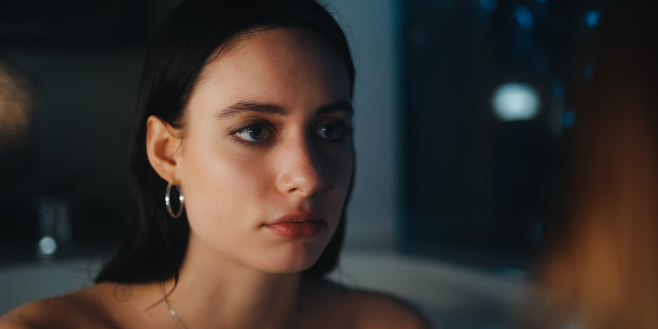 Lina (Kayla Shyx) in Badewanne. Frame aus Prime Video Serie "TOXISCH".