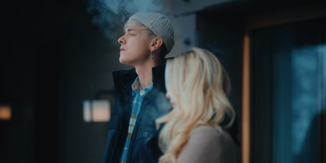 Halbnahe von Simon (Jonas Ems) am Rauchen. Frame aus Prime Video Serie "TOXISCH".