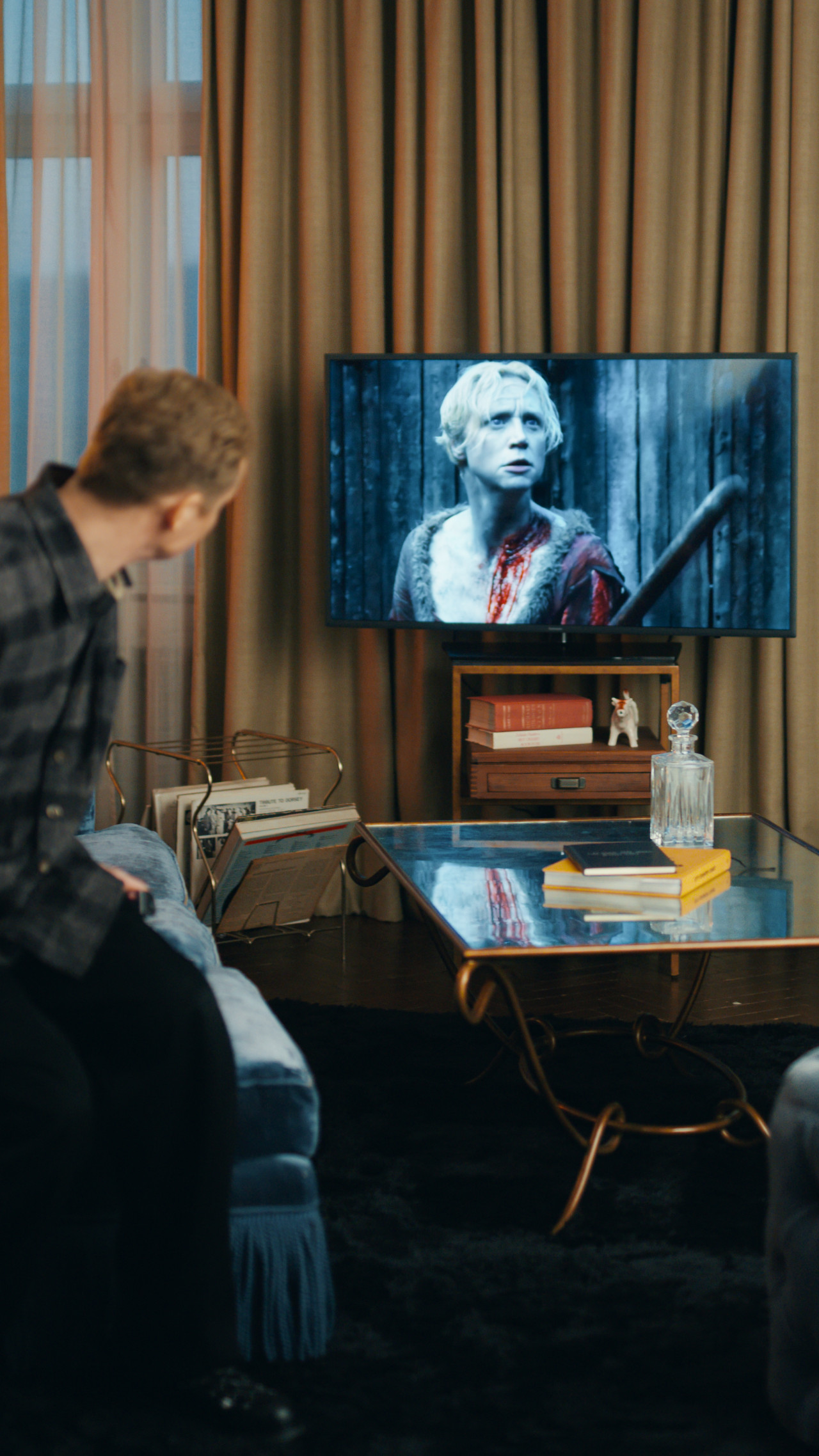 Matthias Schweighöfer schaut auf TV mit Gwendoline Christie (Game of Thrones). Ausschnitt aus Social Clip für den Launch von HBO Max in Deutschland.