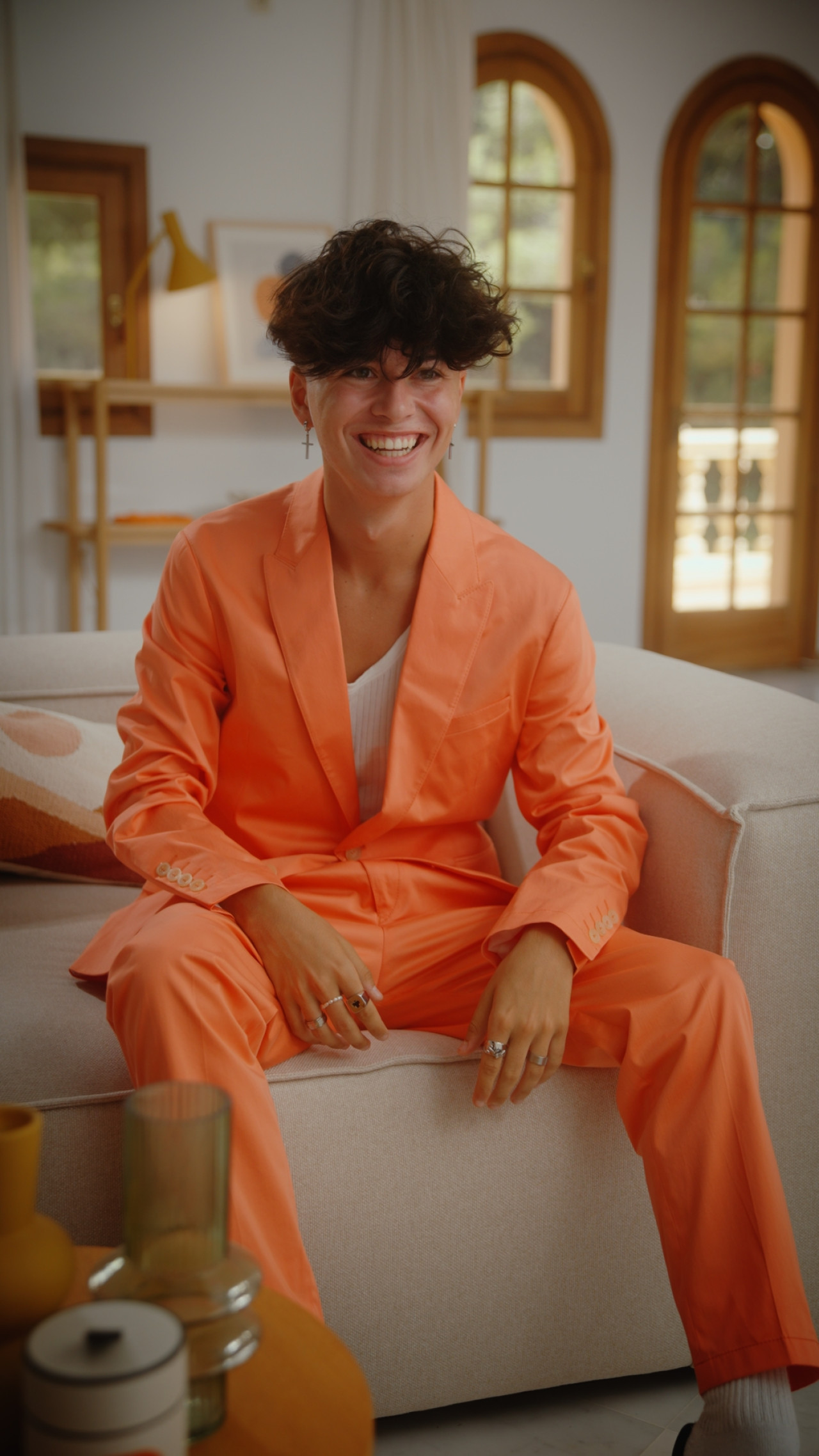 Kris Grippo in orangenem Anzug. Frame aus Social Clips "House of Fashion".