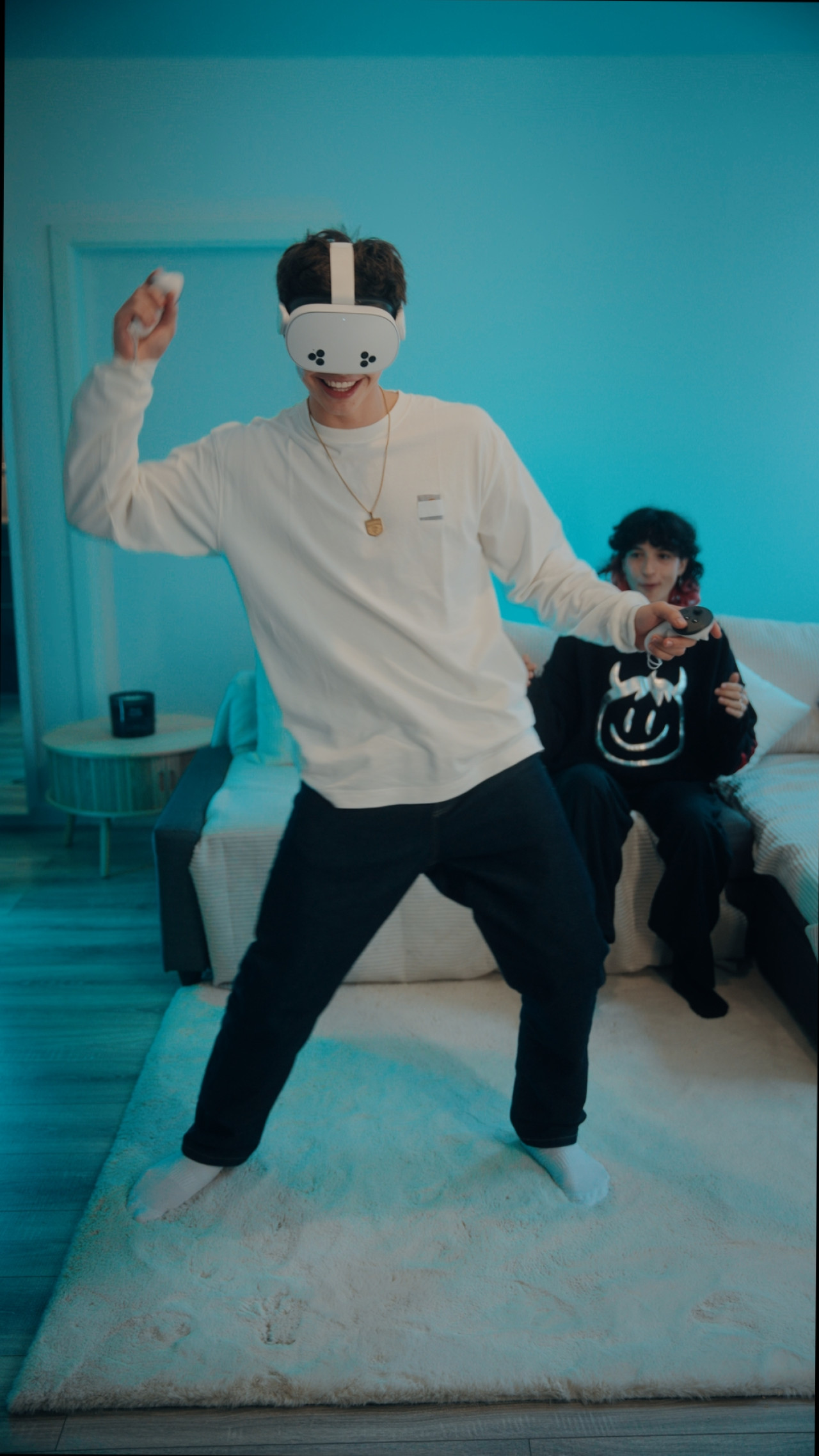 Frame mit How To Shirli (@how2shirli) und noahmiguel (@noahmiguell) aus Social Clip für Meta Quest 3S.