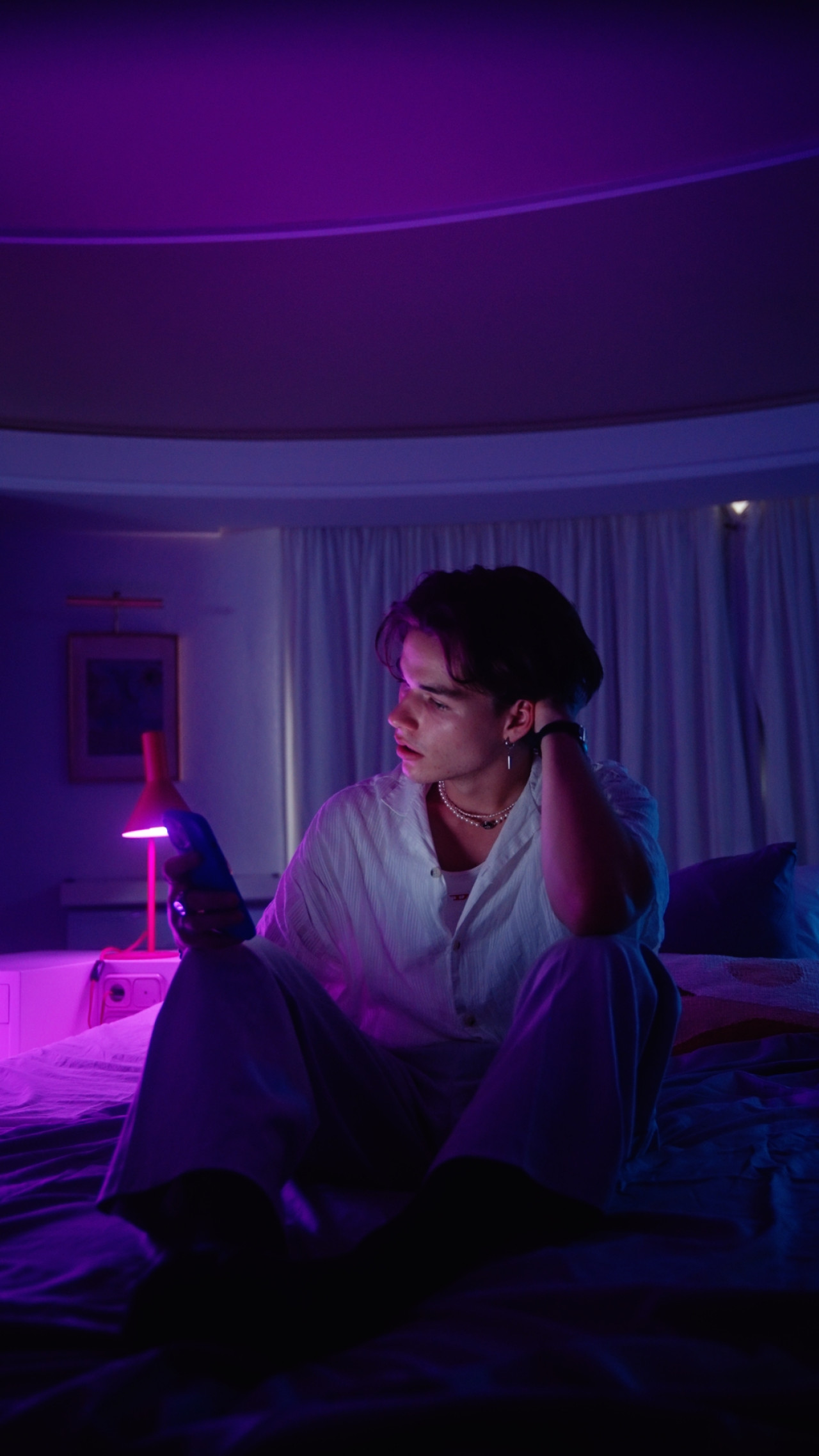 Frame aus Social Clips "House of Fashion". tobi.you auf Bett.