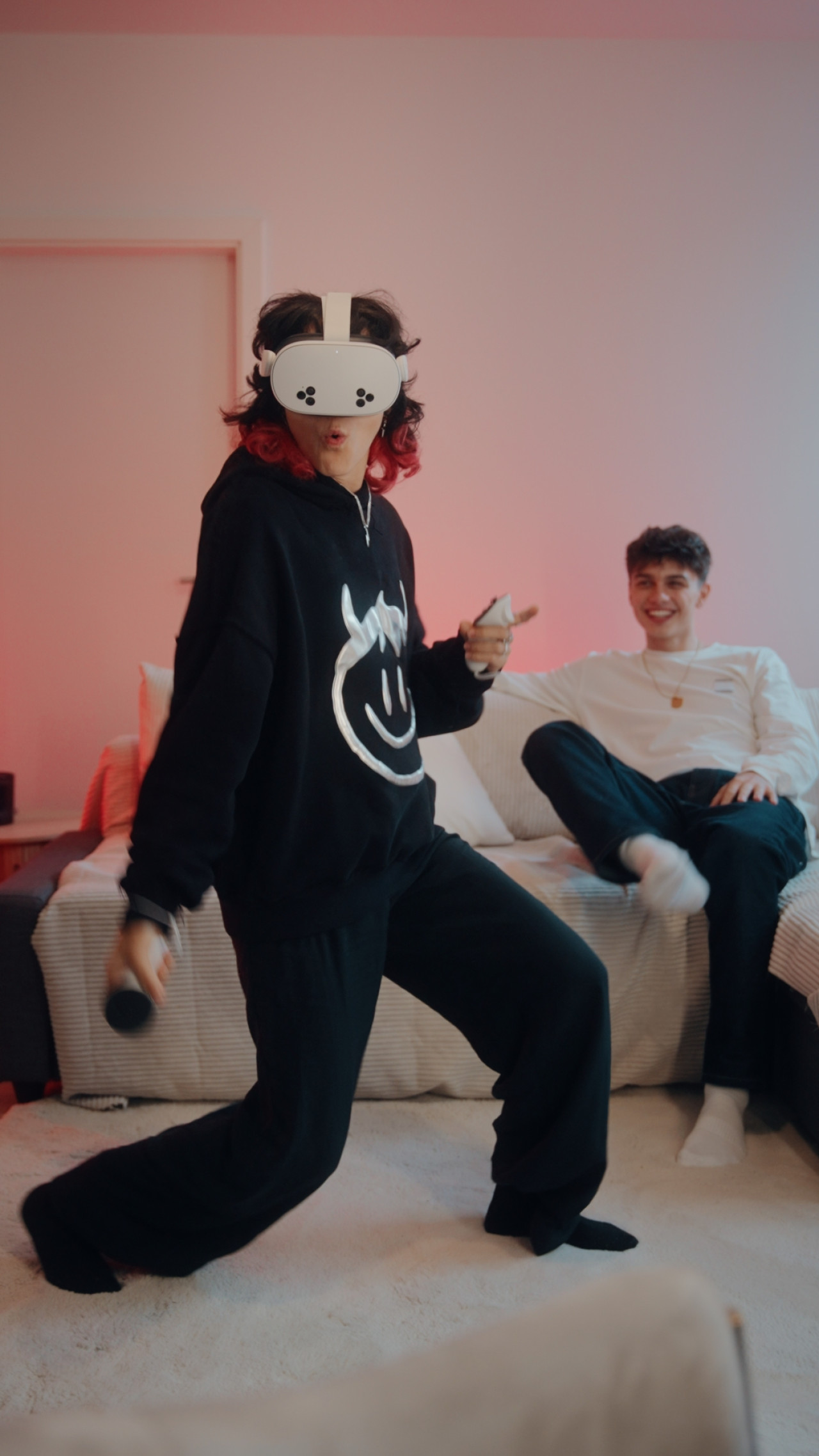 Frame mit How To Shirli (@how2shirli) und noahmiguel (@noahmiguell) aus Social Clip für Meta Quest 3S.