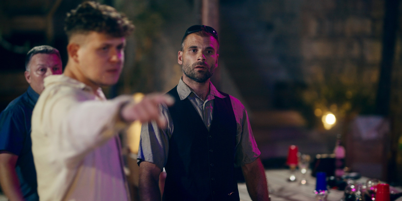 Jamie Birell zeigt Polizist den Weg. Frame aus RTL+ Serie "Villa der Liebe".