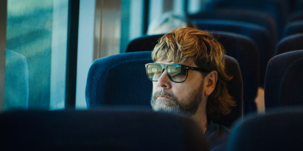 Frame aus Doku "You'll be Grand". Nahaufnahme von Rea Garvey im Zug.