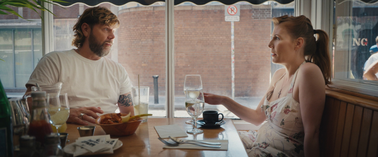 Halbnahe von Rea Garvey und Schwester. Frame aus Doku "You'll be Grand".