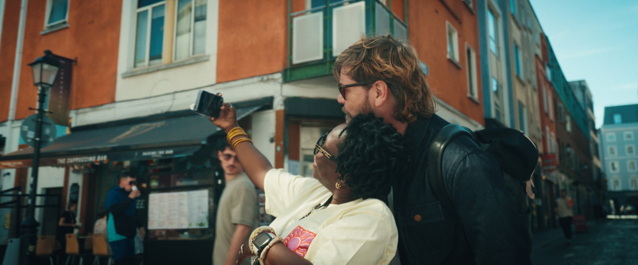 Rea Garvey macht Foto mit Fan. Frame aus Doku "You'll be Grand".