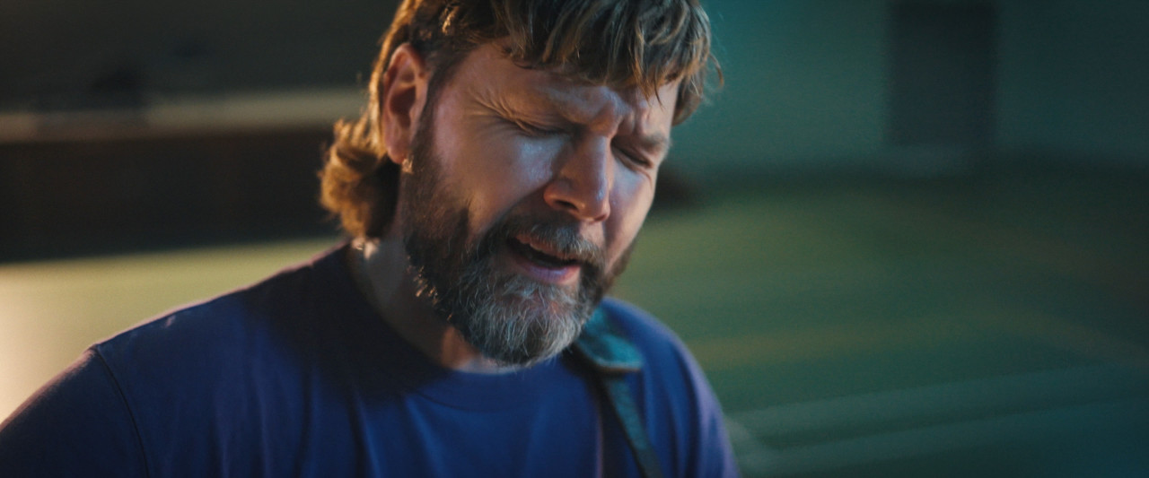 Nahaufnahme von Rea Garvey am Singen. Frame aus Doku "You'll be Grand".