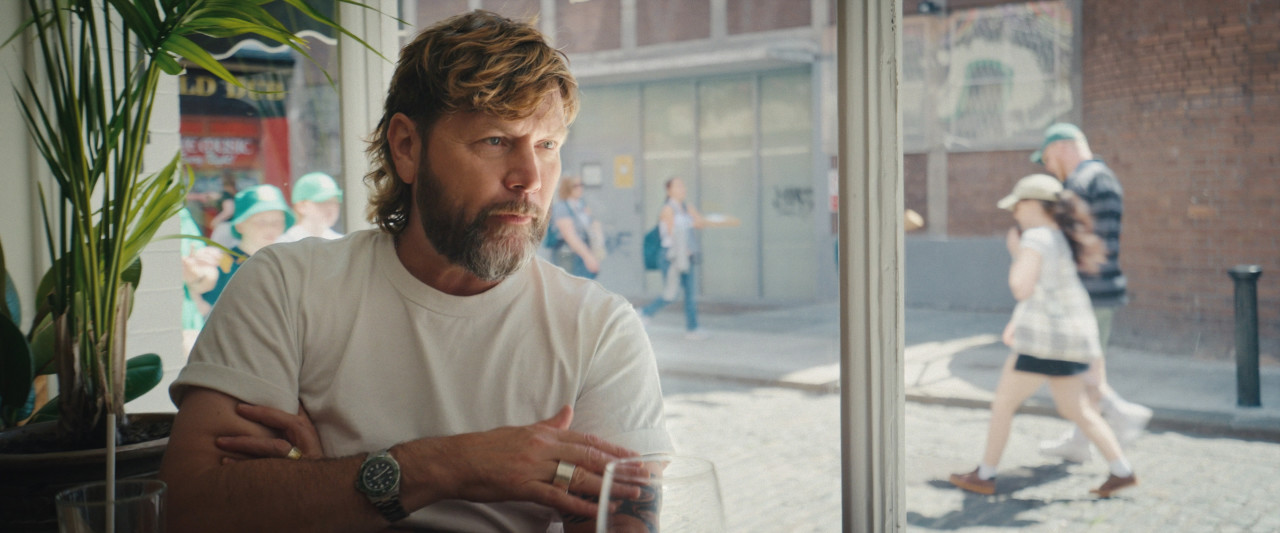 Halbnahe von Rea Garvey im Restaurant. Frame aus Doku "You'll be Grand".