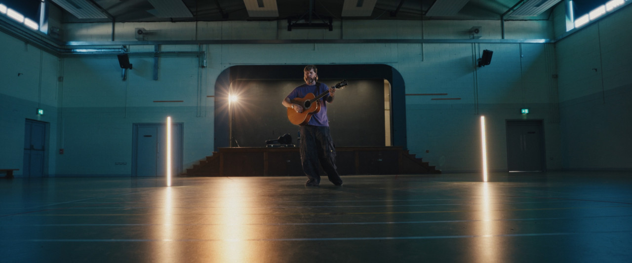 Rea Garvey singt allein in seiner alten Aula. Frame aus Doku "You'll be Grand".