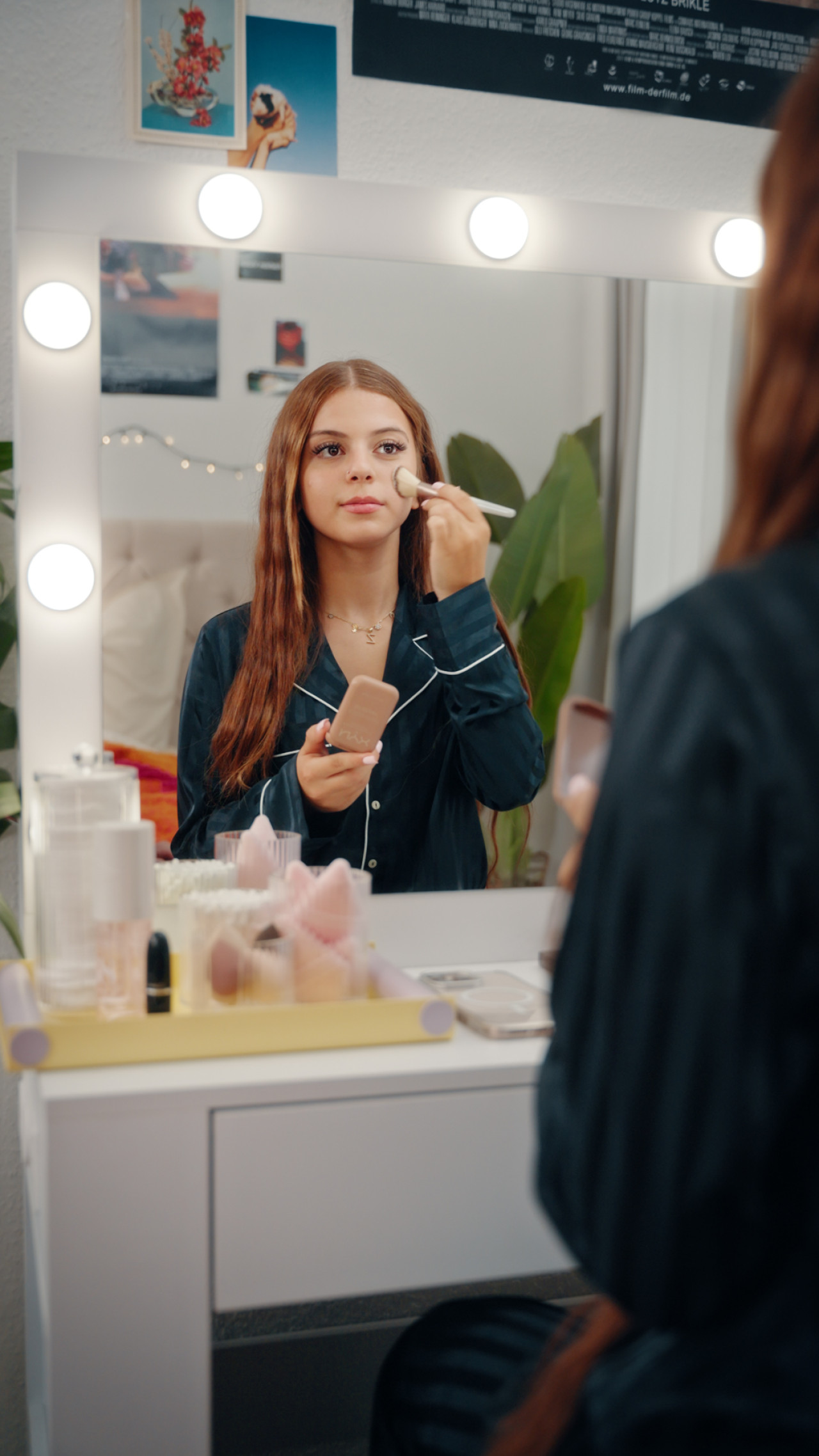 Zah1de sitzt vor Spiegel und trägt Makeup auf. Frame aus Social Spot 'Zalando.de x Zah1de'.