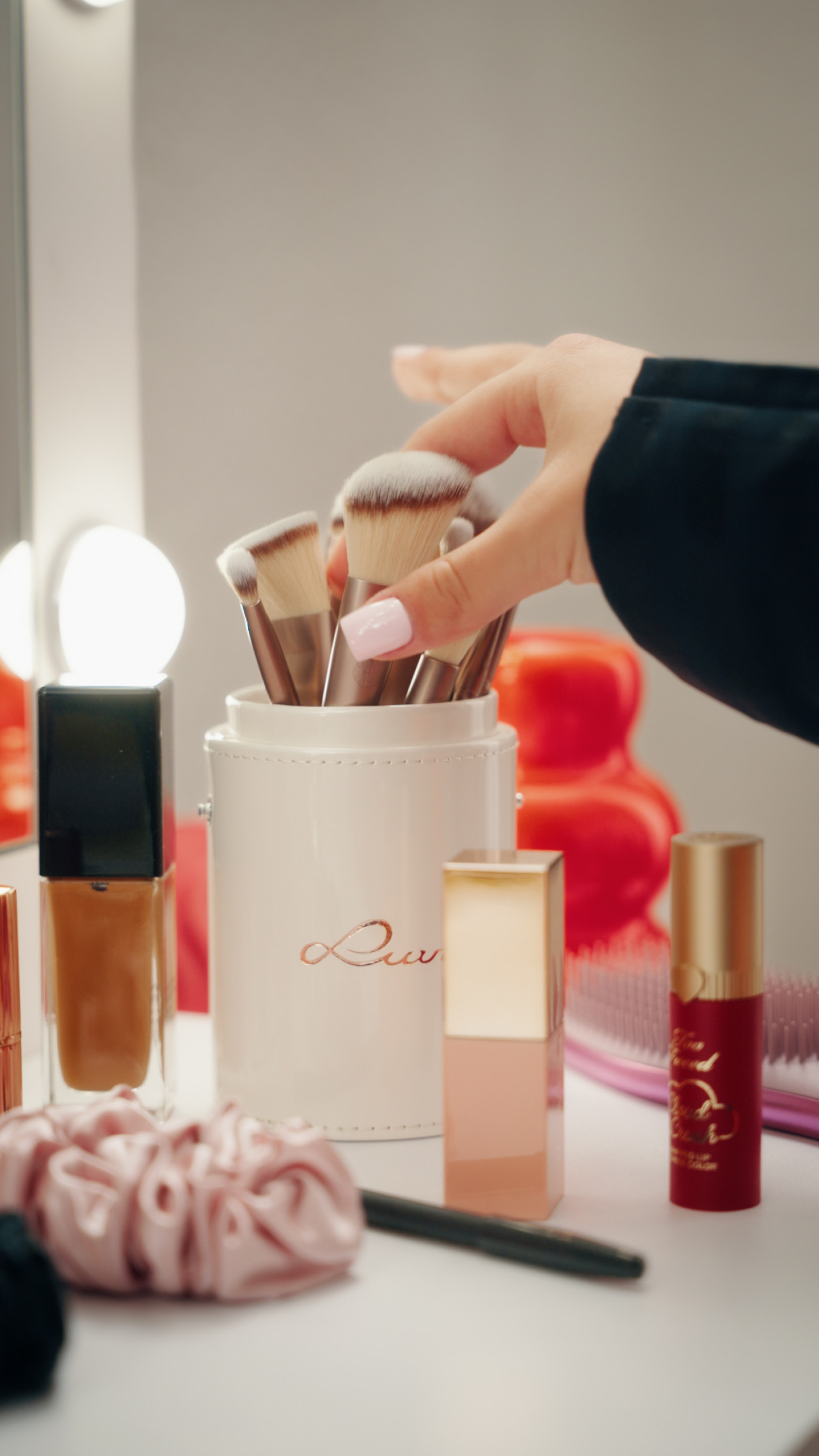 Hand von Zah1de greift zu Makeup Pinsel. Frame aus Social Spot 'Zalando.de x Zah1de'.