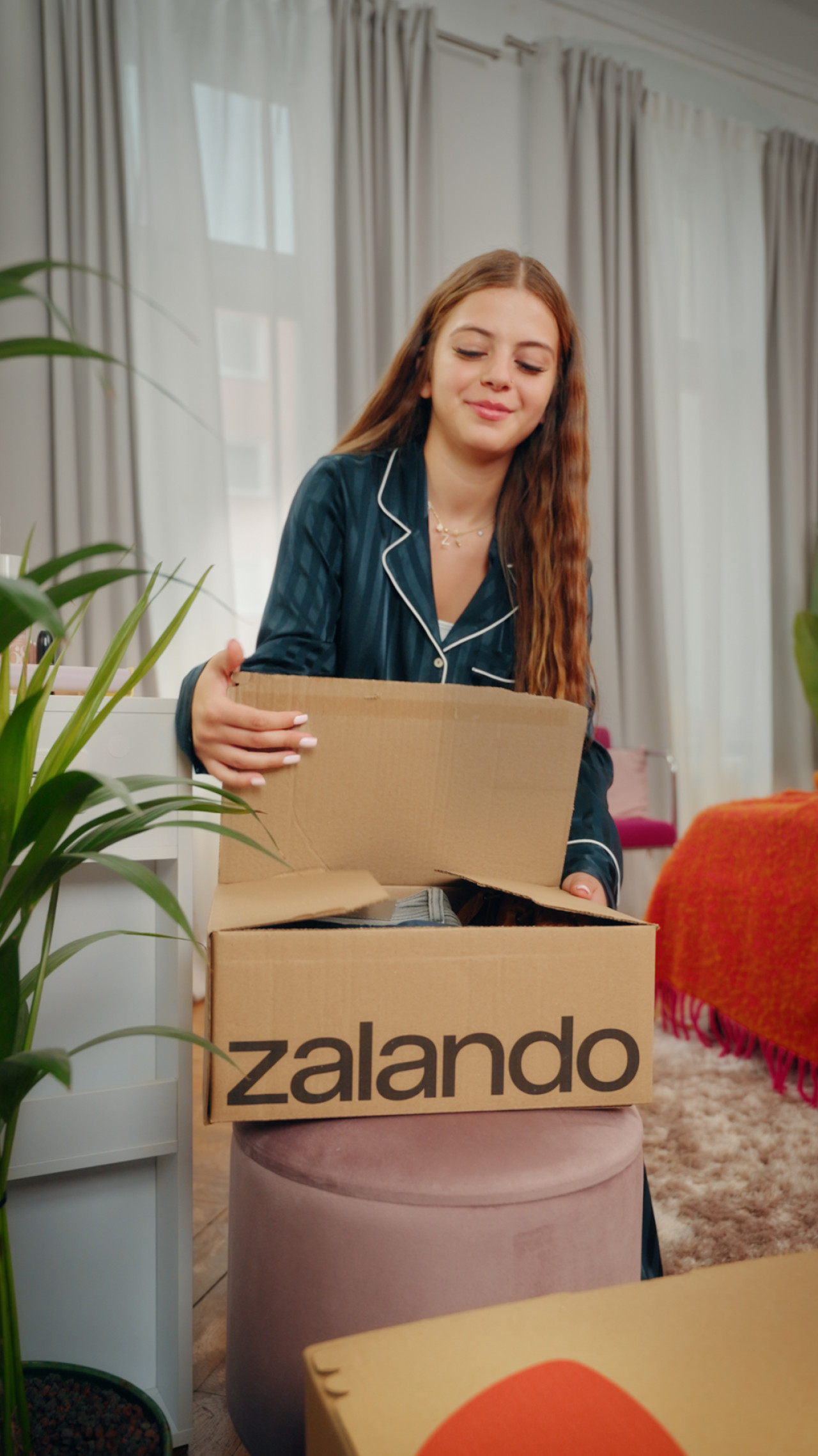 Zah1de öffnet Zalando Paket. Frame aus Social Spot 'Zalando.de x Zah1de'.