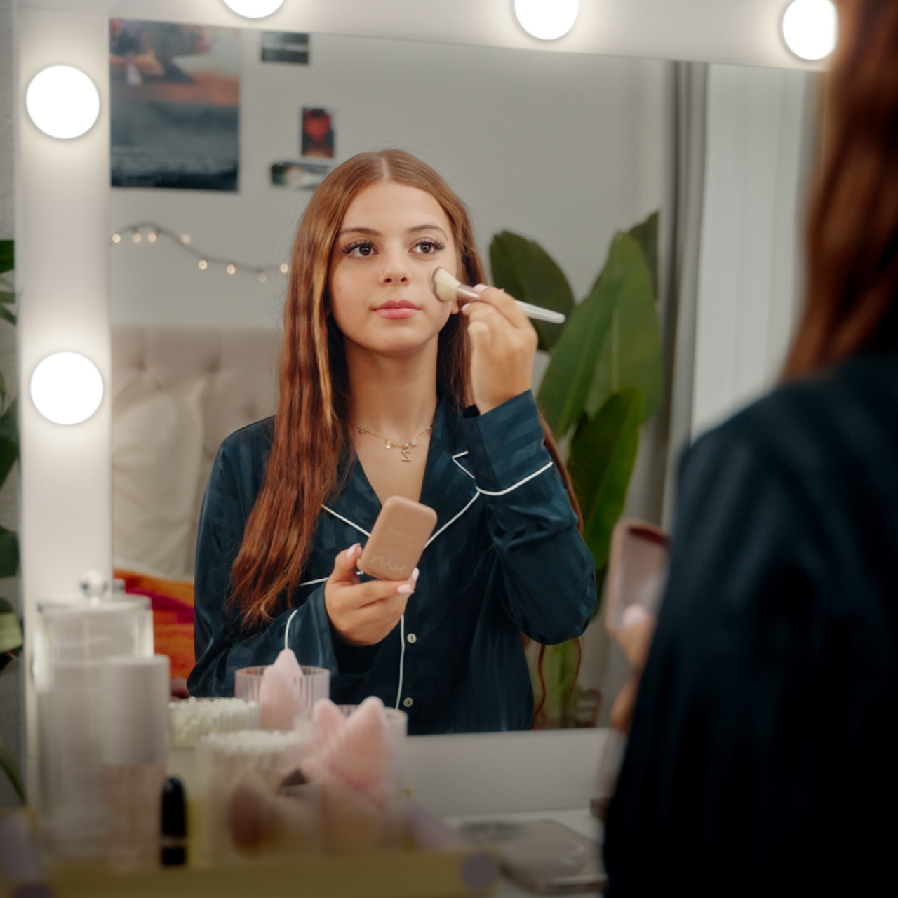 Frame aus Social Spot 'Zalando.de x Zah1de': Zah1de sitzt vor Spiel und trägt Makeup auf.